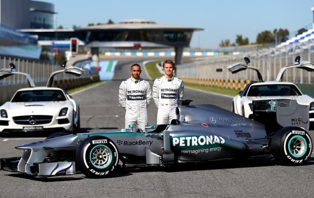 Lewis Hamilton e Nico Rosberg com o novo W04